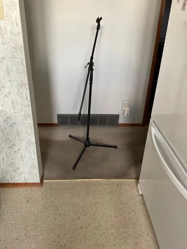 Microphone Stand - Photo 2