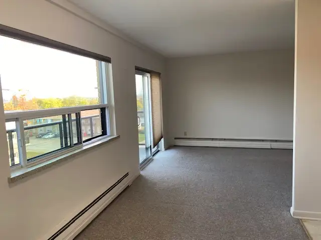 Spacious Upper Floor Apt w Balcony – Secure Building w Elevator - Photo 3