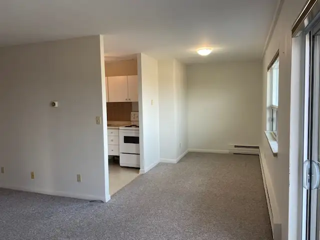 Spacious Upper Floor Apt w Balcony – Secure Building w Elevator - Photo 4