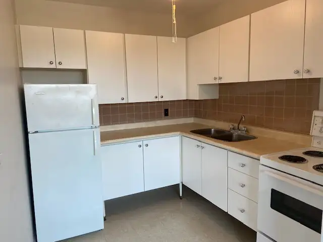 Spacious Upper Floor Apt w Balcony – Secure Building w Elevator - Photo 5