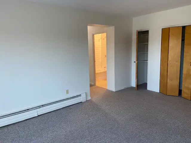 Spacious Upper Floor Apt w Balcony – Secure Building w Elevator - Photo 7