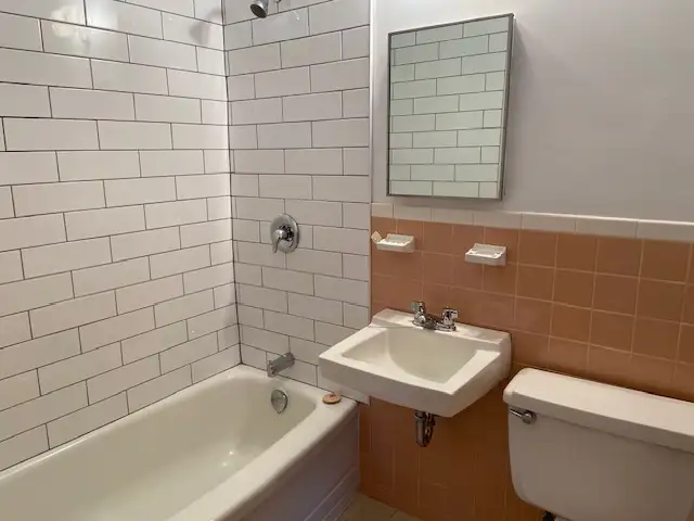 Spacious Upper Floor Apt w Balcony – Secure Building w Elevator - Photo 8