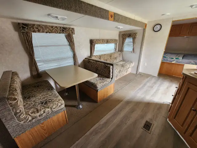 31 foot pull behind camping trailer for sale. - Photo 4