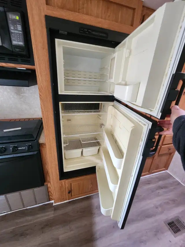 31 foot pull behind camping trailer for sale. - Photo 5