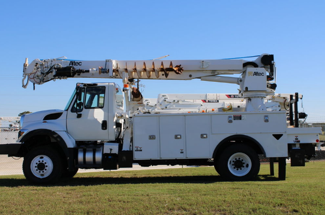 2017 International 7300 Altec DM47B-TR Digger Derrick - Photo 2