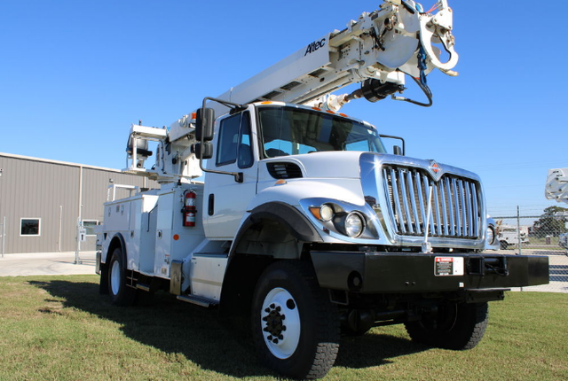 2017 International 7300 Altec DM47B-TR Digger Derrick - Photo 3