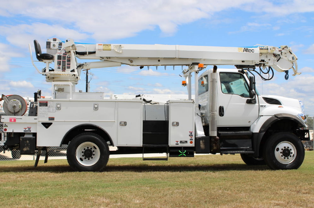 2020 International 4300 Altec DC47-TR Digger Derrick