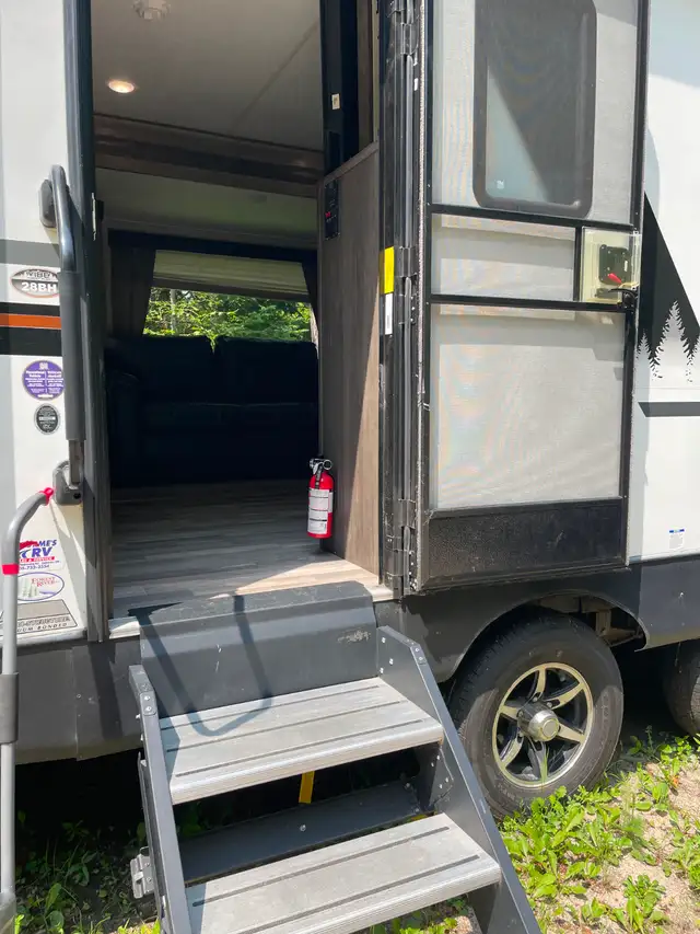 2018 Forest River Vibe 28BH Travel Trailer - Photo 3
