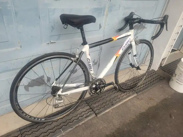 VÉLO DE COMPÉTITION  GURU, 27 vitesses