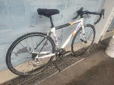 VÉLO DE COMPÉTITION  GURU, 27 vitesses