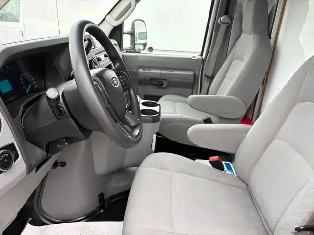 2024 Ford E-450 16' CUBE VAN RAMP LOADED ONLY 31K CAN LEASE - Photo 3