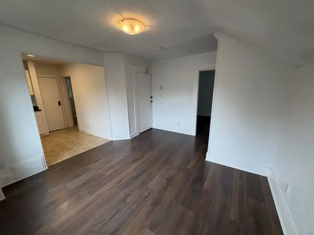 Cozy 1 Bedroom Unit with Kitchen on Top Floor in Kitsilano - Photo 3