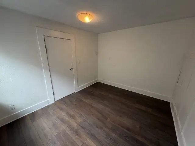 Cozy 1 Bedroom Unit with Kitchen on Top Floor in Kitsilano - Photo 5