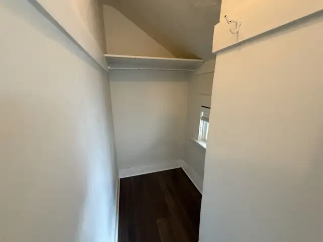 Cozy 1 Bedroom Unit with Kitchen on Top Floor in Kitsilano - Photo 6