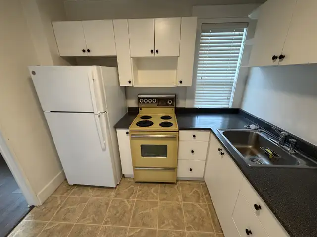 Cozy 1 Bedroom Unit with Kitchen on Top Floor in Kitsilano - Photo 7