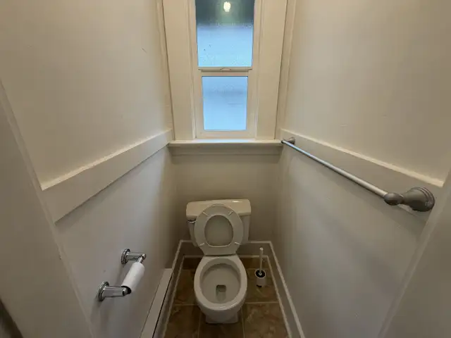 Cozy 1 Bedroom Unit with Kitchen on Top Floor in Kitsilano - Photo 8