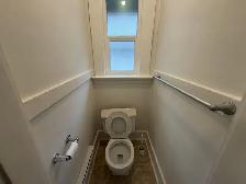 Cozy 1 Bedroom Unit with Kitchen on Top Floor in Kitsilano - Photo 8