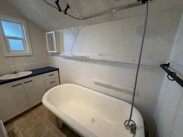 Cozy 1 Bedroom Unit with Kitchen on Top Floor in Kitsilano - Photo 9