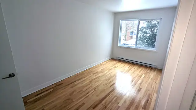 FULLY RENOVATED TRIPLEX 2nd FLOOR 5 ½ WITH YARD - Photo 5