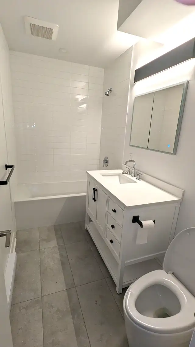 FULLY RENOVATED TRIPLEX 2nd FLOOR 5 ½ WITH YARD - Photo 6