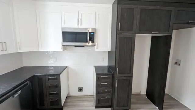 FULLY RENOVATED TRIPLEX 2nd FLOOR 5 ½ WITH YARD - Photo 7