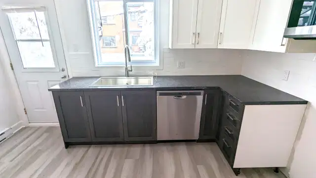 FULLY RENOVATED TRIPLEX 2nd FLOOR 5 ½ WITH YARD - Photo 8