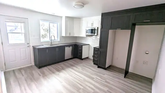 FULLY RENOVATED TRIPLEX 2nd FLOOR 5 ½ WITH YARD - Photo 9