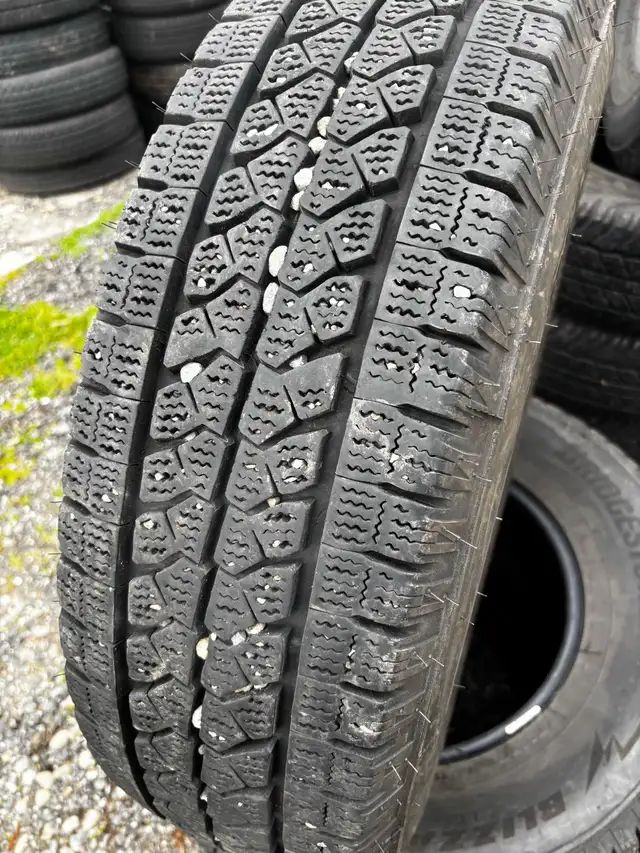 LT225/75R16 Bridgestone (4) 2024 - Photo 2