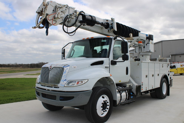 2019 International MV607 Altec DM47-TR Digger Derrick - Photo 2