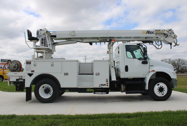2019 International MV607 Altec DM47-TR Digger Derrick - Photo 3