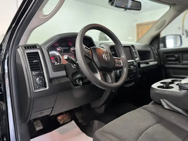 2019 RAM 1500 CLASSIC EXPRESS CREW CAB – 5.7L HEMI V8 – 4X4 - Photo 11