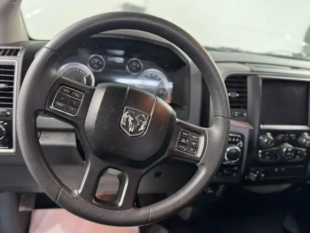 2019 RAM 1500 CLASSIC EXPRESS CREW CAB – 5.7L HEMI V8 – 4X4 - Photo 12