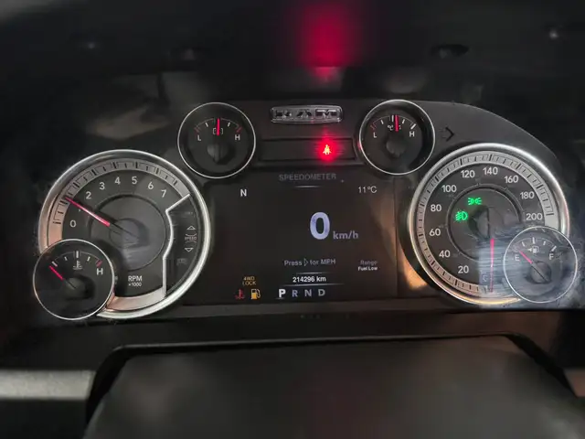 2019 RAM 1500 CLASSIC EXPRESS CREW CAB – 5.7L HEMI V8 – 4X4 - Photo 18