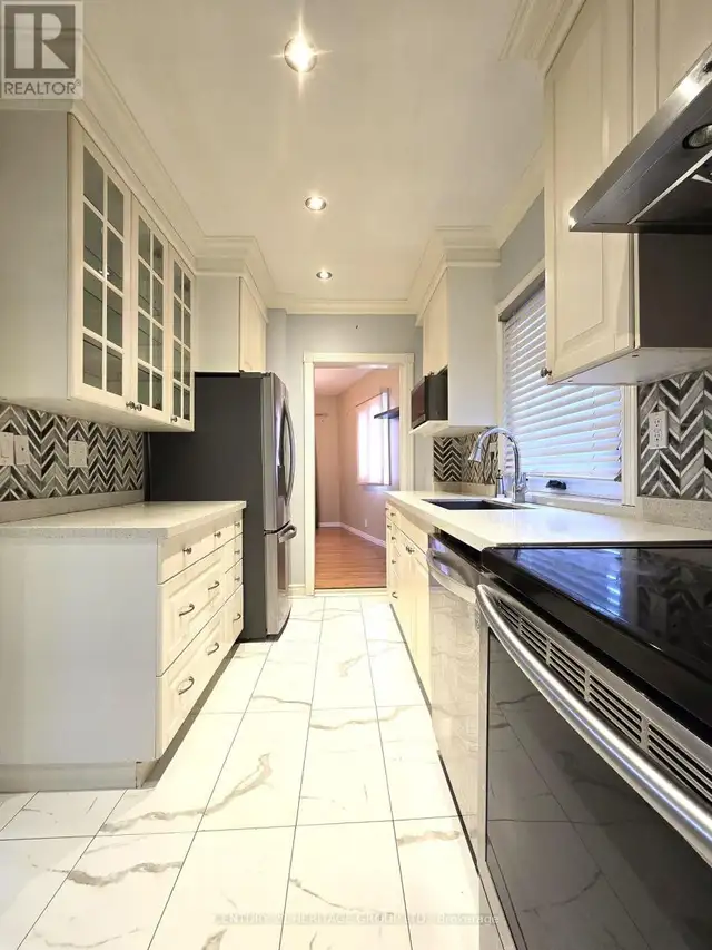 Renovated 4BR Detached House - Mount Dennis / Eglinton LRT - Photo 5