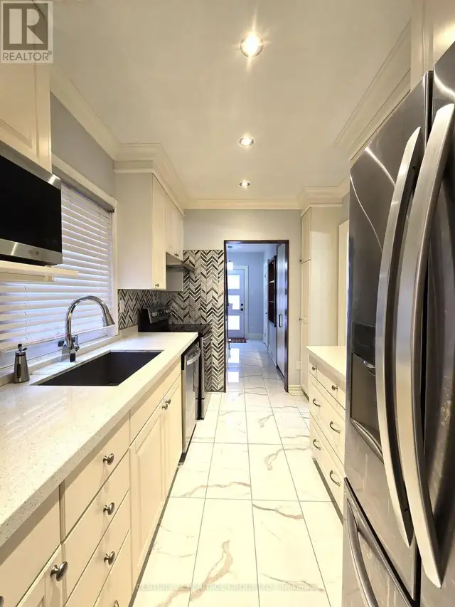 Renovated 4BR Detached House - Mount Dennis / Eglinton LRT - Photo 6