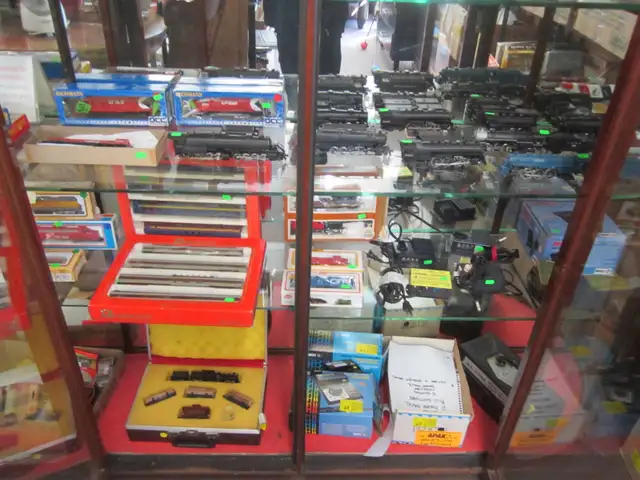 AUCTION-HUGE COLLECTION OF HO&N GAUGE TRAINS-SAT, APR 25 - 8 AM - Photo 2