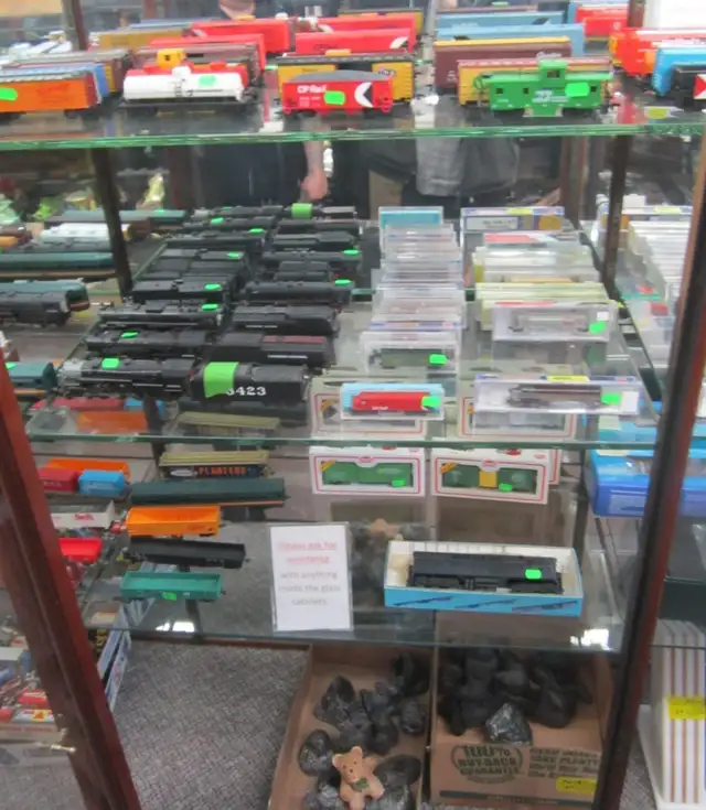 AUCTION-HUGE COLLECTION OF HO&N GAUGE TRAINS-SAT, APR 25 - 8 AM - Photo 4