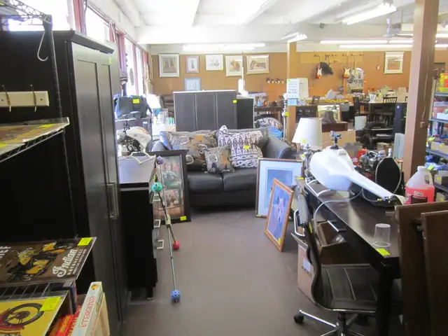 AUCTION-HUGE COLLECTION OF HO&N GAUGE TRAINS-SAT, APR 25 - 8 AM - Photo 8