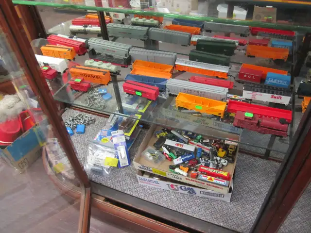 AUCTION-HUGE COLLECTION OF HO&N GAUGE TRAINS-SAT, APR 25 - 8 AM - Photo 10