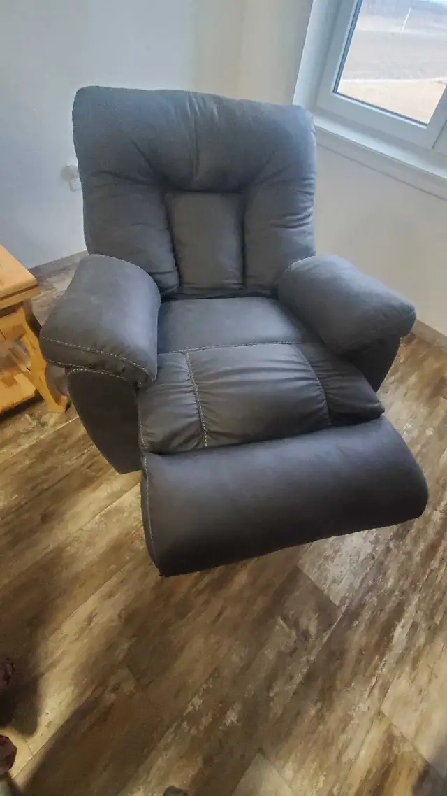 brand new Lazy Boy recliners Franklin brand - Photo 2