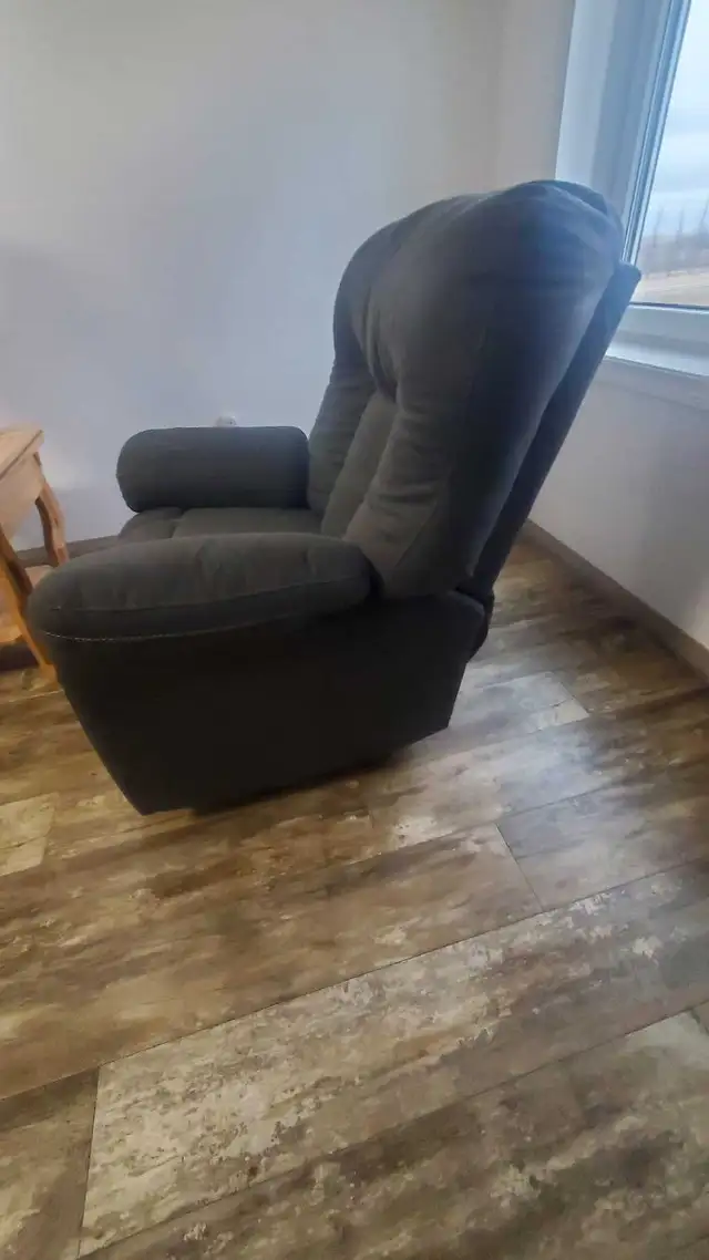 brand new Lazy Boy recliners Franklin brand - Photo 3