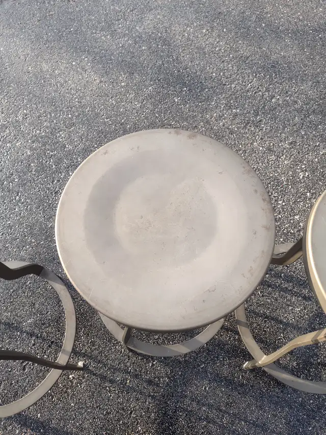 3 metal swivel adjustable stools - Photo 7