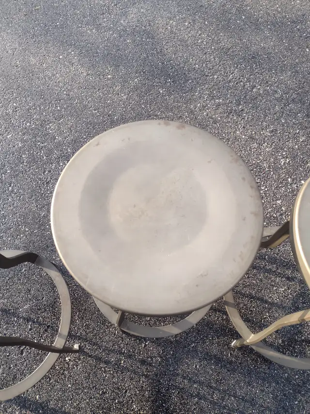 3 metal swivel adjustable stools - Photo 8