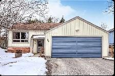 3BR main-floor house, private backyard Freshly painted