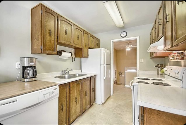 3BR main-floor house, private backyard Freshly painted - Photo 12