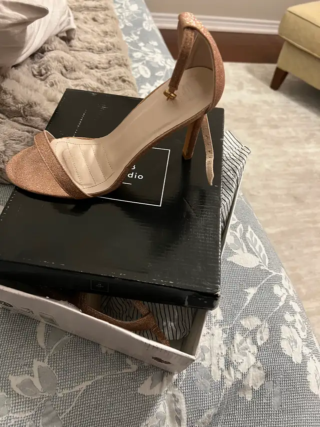 LADIES SIZE 7.5 DRESSY SANDALS ROSE GOLD