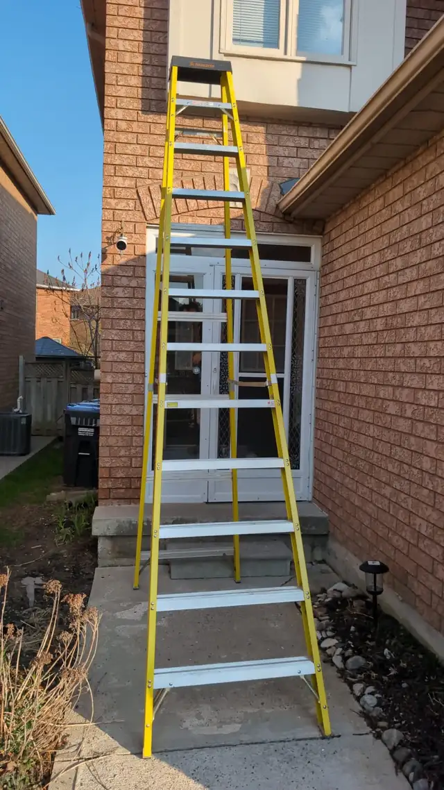 12ft Fiberglass Step Ladder - Photo 2