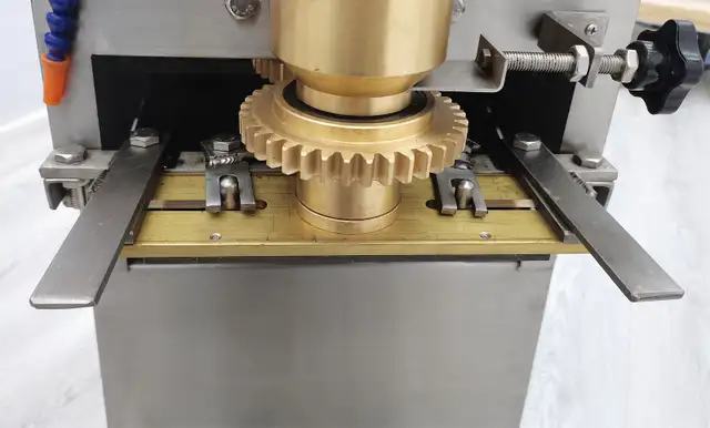 1100W Meatball Making Forming Machine Processing 170628 - Photo 10