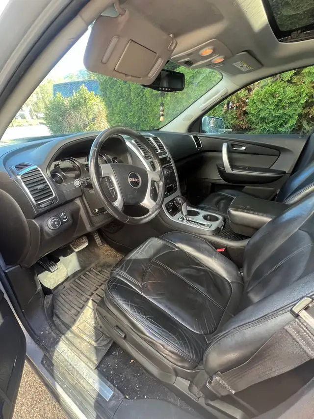 2011 GMC Acadia - Photo 2