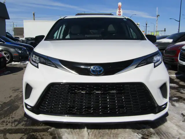 2022 Toyota Sienna XSE AWD Hybrid 7-Passenger / Leather / Navi / - Photo 2